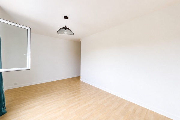 La première chambre vue depuis la fenêtre, aux volumes dégagés