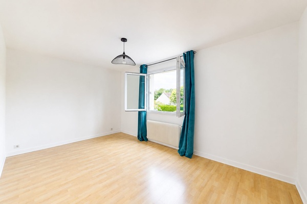 La première chambre, avec sa grande fenêtre à deux battants et son sol clair