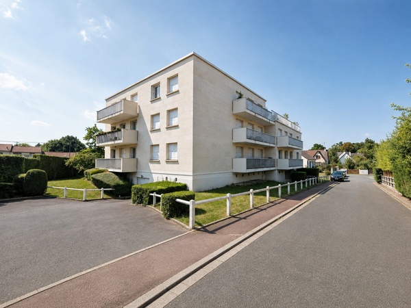 L'immeuble et la rue calme qui le dessert, à Margency dans le Val-d'Oise