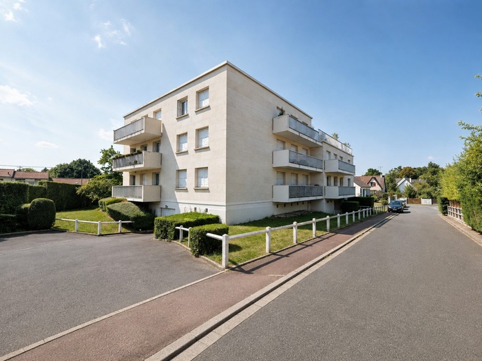 L'immeuble et la rue calme qui le dessert, à Margency dans le Val-d'Oise