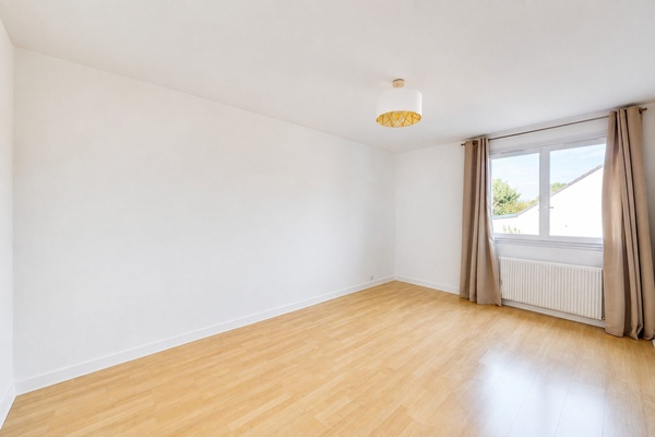 La troisième chambre, avec sa fenêtre donnant sur le jardin