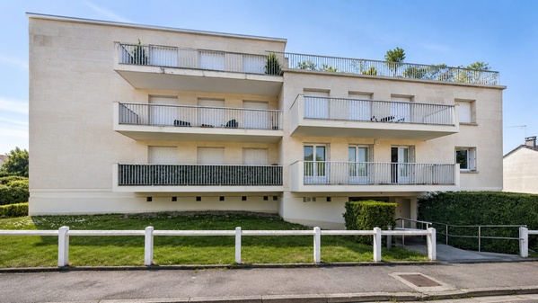 La façade de l'immeuble à Margency, côté entrée