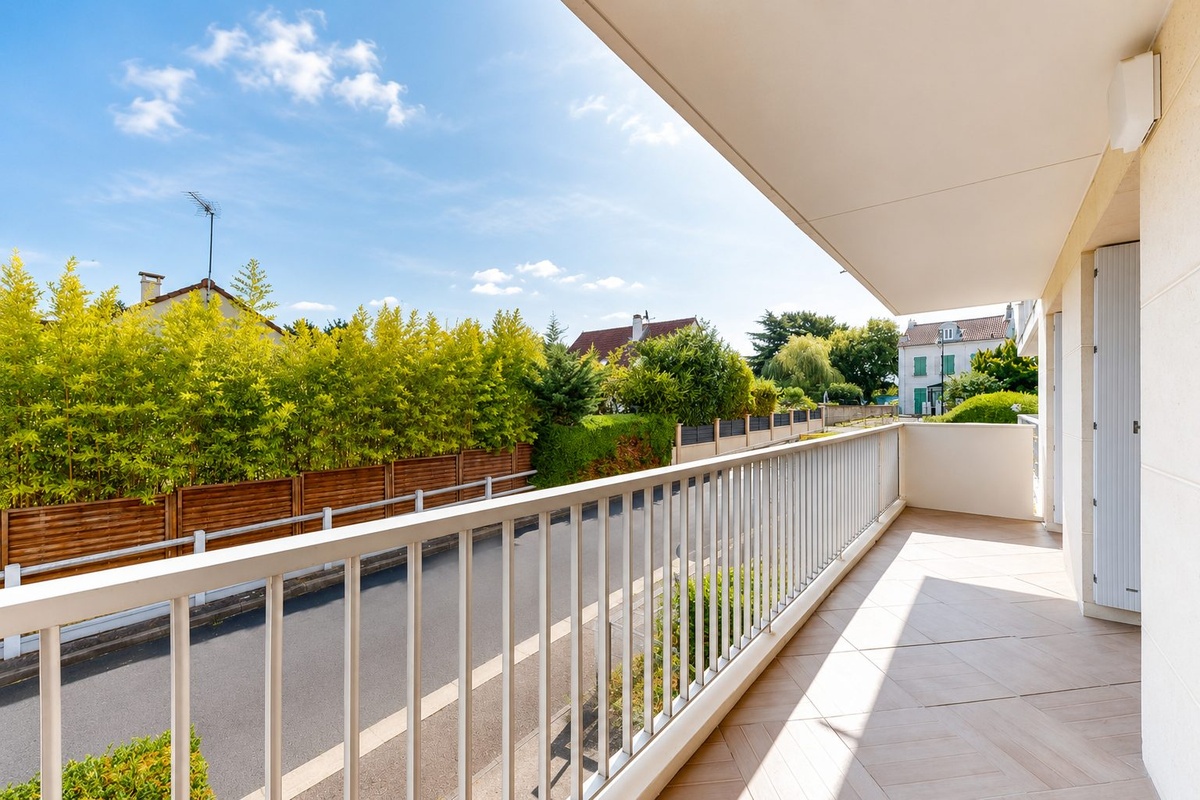 Le balcon filant, face aux bambous du jardin voisin