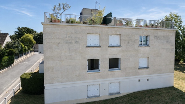 L'arrière de l'immeuble et l'accès au parking