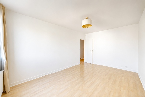 La troisième chambre vue vers la porte, à proximité de la salle de bains