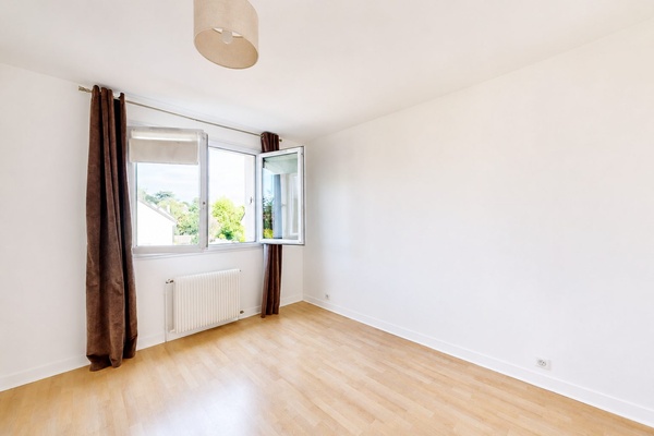 La deuxième chambre, avec sa grande fenêtre à deux battants