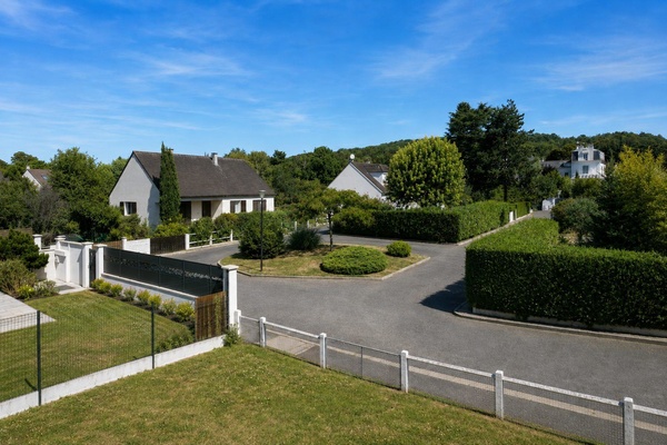 La vue dégagée sur les jardins depuis une chambre