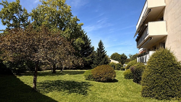 Le jardin arboré de la résidence