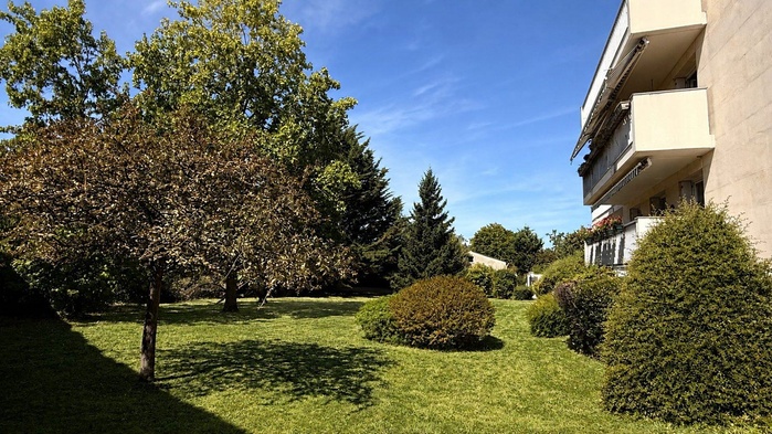 Le jardin arboré de la résidence